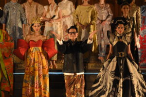 Batik Kudus Kembali Ke Kota Kretek, 'Sandyakala Smara' Kolaborasi Denny Wirawan Bersama Bakti Budaya Djarum Foundation