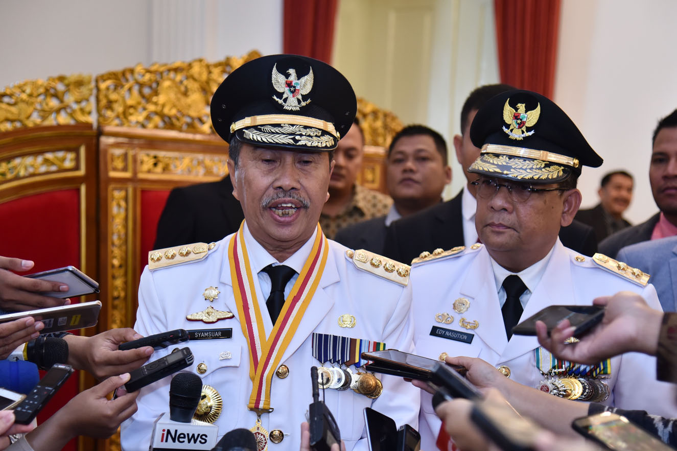 Gubernur Riau Syamsuar didampingi Wagub Edy Nasution menjawab wartawan usai pelantikan dirinya, di Istana Negara, Jakarta, Rabu (20/2) pagi.