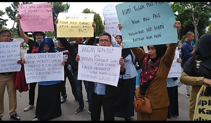 Demo Guru di Kantor Walikota Batam
Senin (18/02/19).