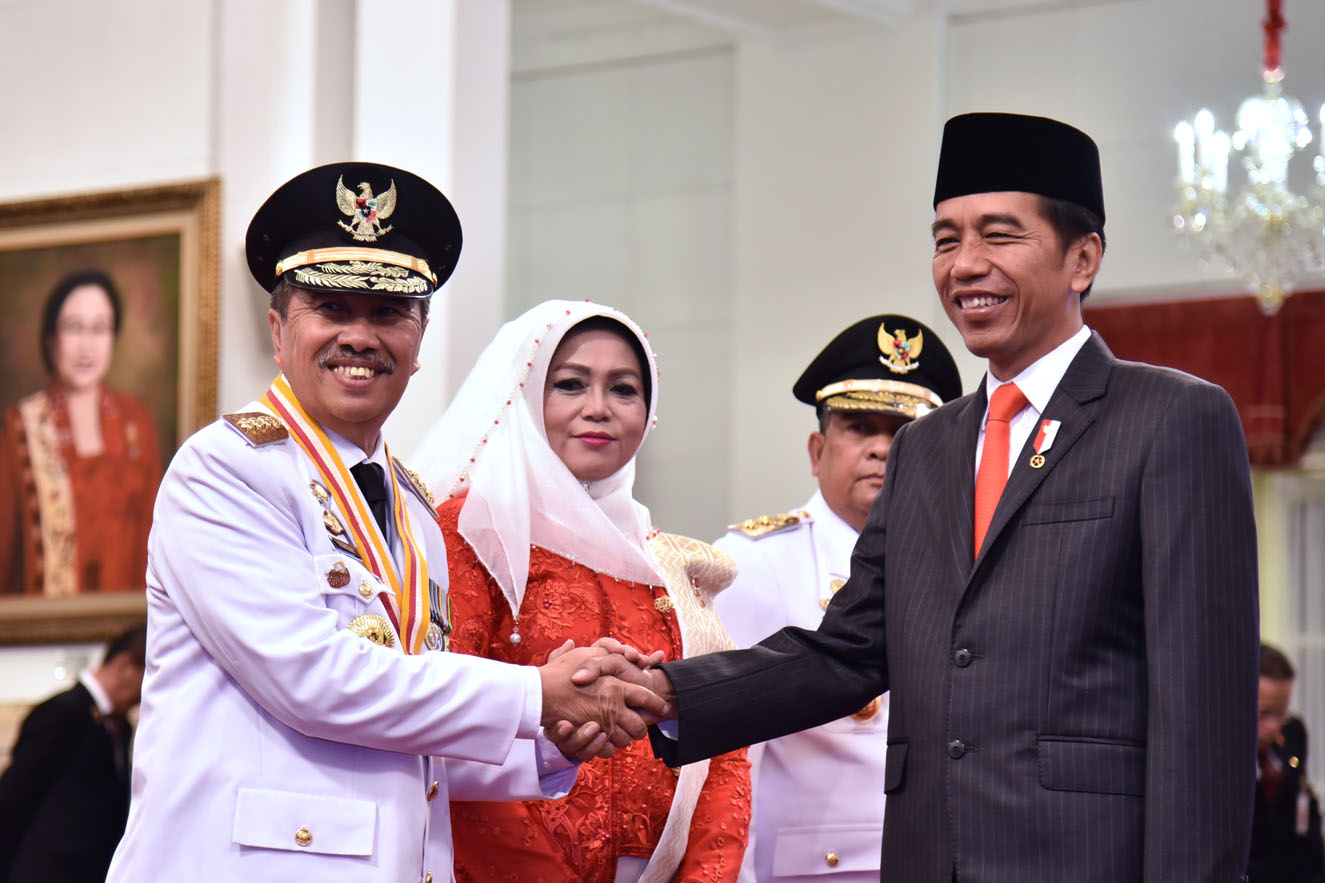 Presiden Jokowi memberikan ucapan selamat kepada Syamsuar yang baru dilantiknya sebagai Gubernur Riau 2019-2024, di Istana Negara, Jakarta, Rabu (20/2) pagi.