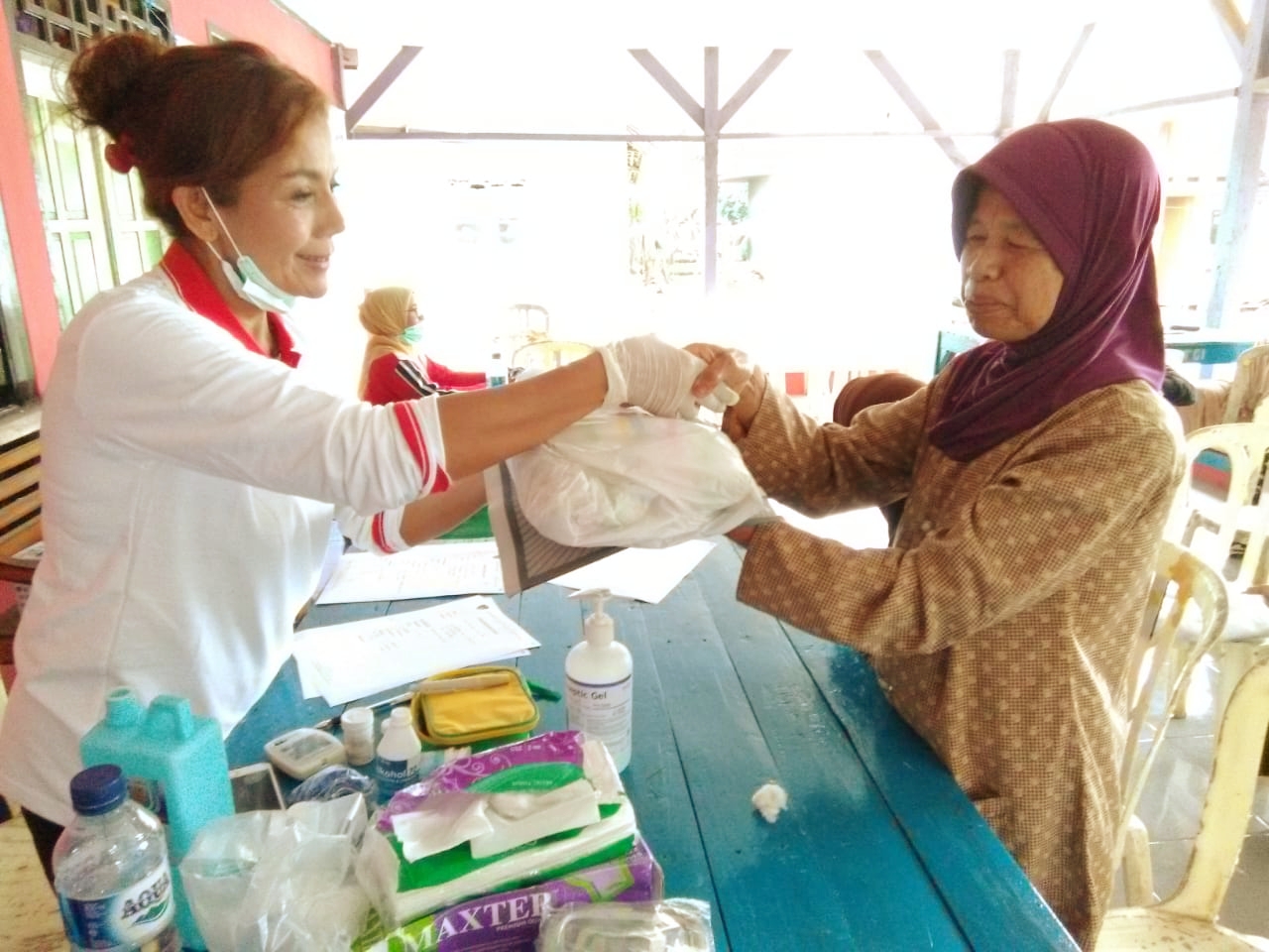 Ketua Umum Jokowers Jakarta (JJ), Dokter Wendy Setiawati saat memberikan pelayanan kesehatan gratis kepada warga di pelosok Jawa Barat dan Banten. (Foto: istimewa)