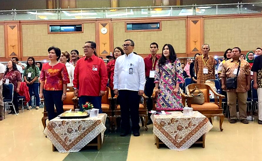 Ketua Umum Seknas Jokowi, Muhammad Yamin (depan, dua dari kiri) bersama Bendahara Umum Seknas Jokowi, Ismarilda (depan, paling kanan) saat acara konsolidasi Seknas Jokowi Jabodetabek di Gedung Aneka Bhakti, Senen, Jakarta Pusat, pada Senin (30/7/2018). (Foto: istimewa)