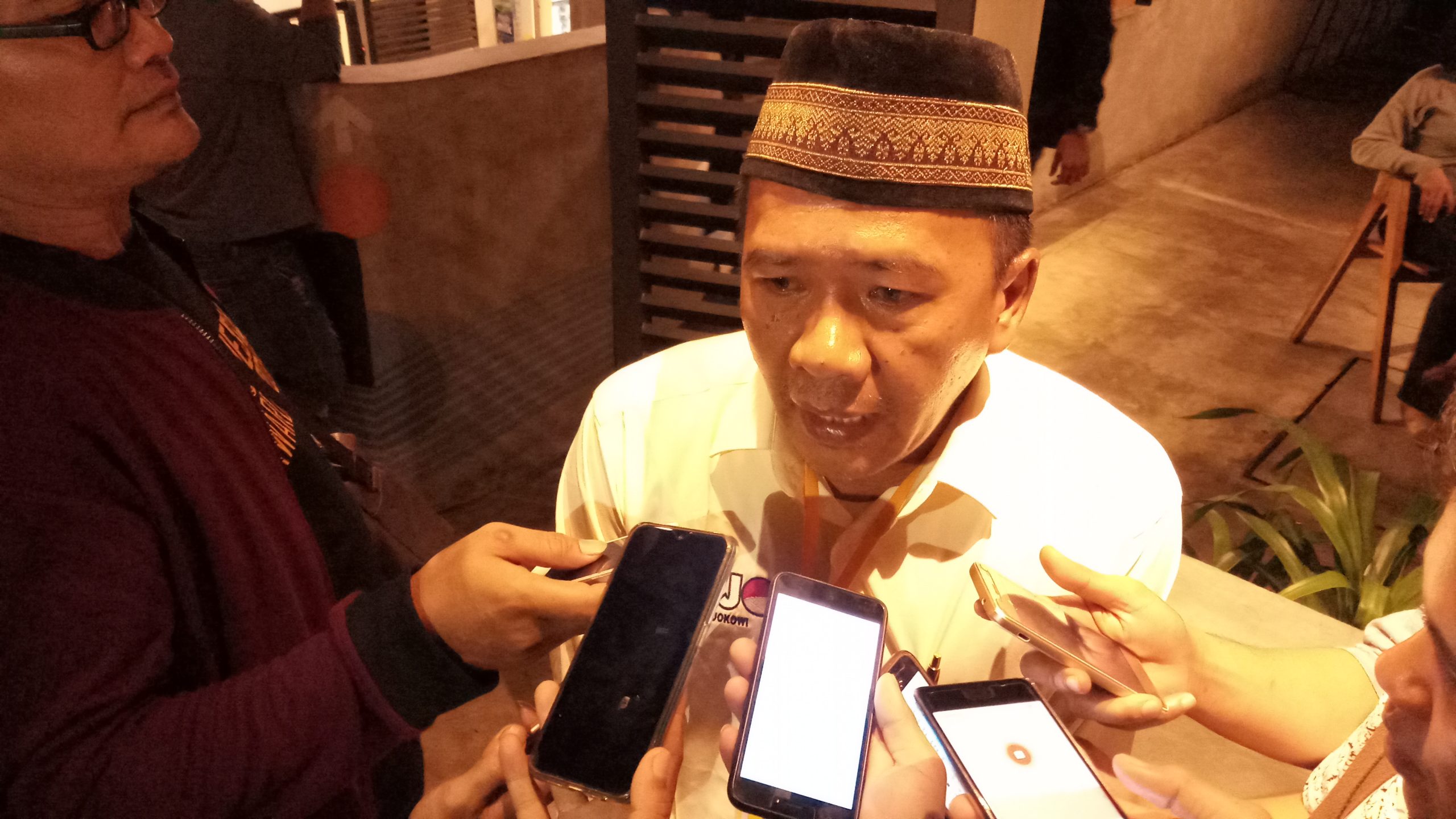 Sekretaris Jenderal (Sekjen) Relawan Golkar Jokowi (GoJo), Elang Hidayat saat acara nobar debat capres di halaman kantor DPD Partai Golkar di Cikini, Menteng, Jakarta Pusat, pada Sabtu (30/3/2019) malam. (Foto: beritabatam.co/ Hamdi Putra)