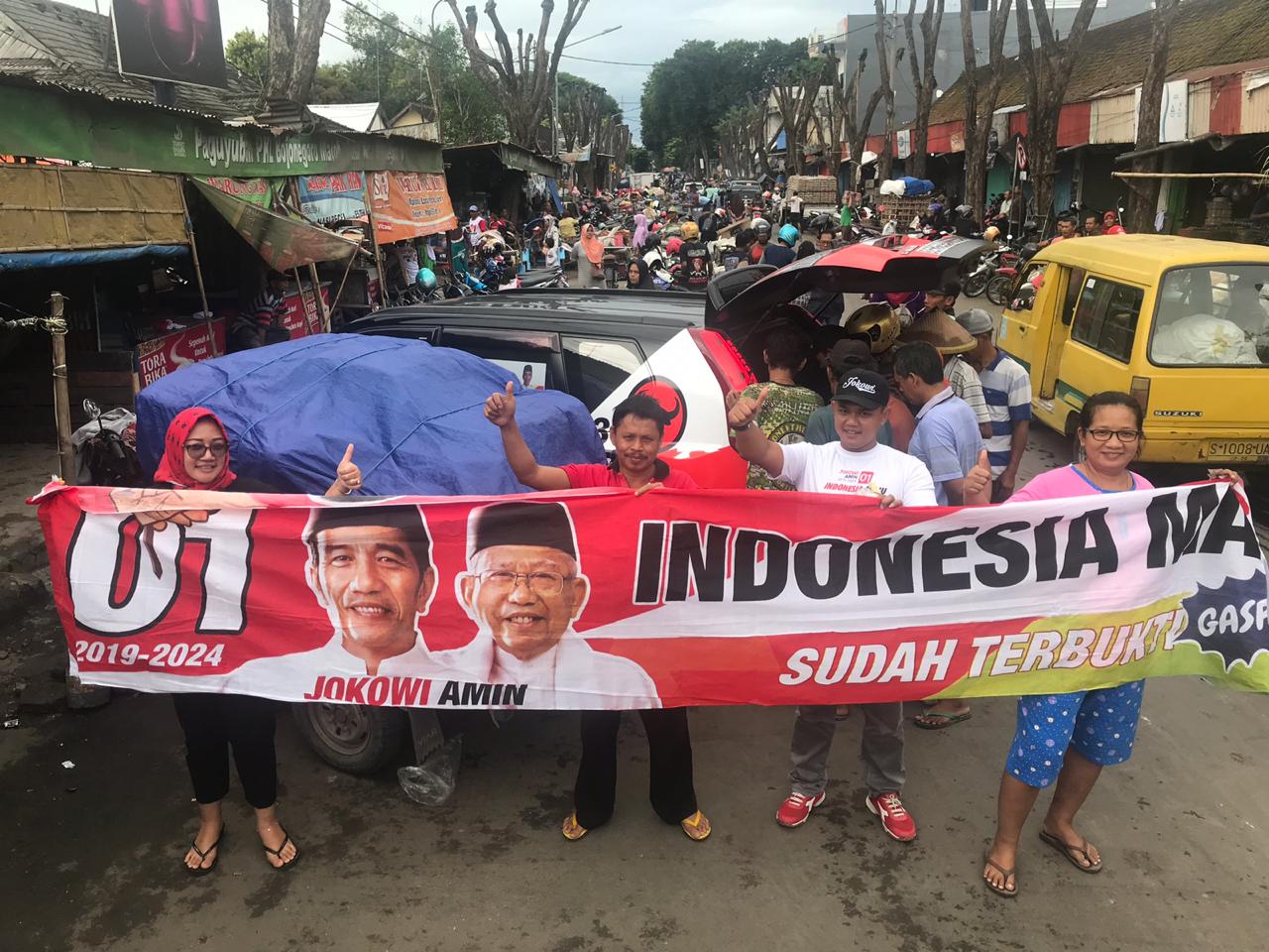 Mudiani berfoto bersama di Pasar Kota Bojonegoro, Jawa Timur, Kamis (7/3/2019). (Foto: dokumentasi Mudiani)