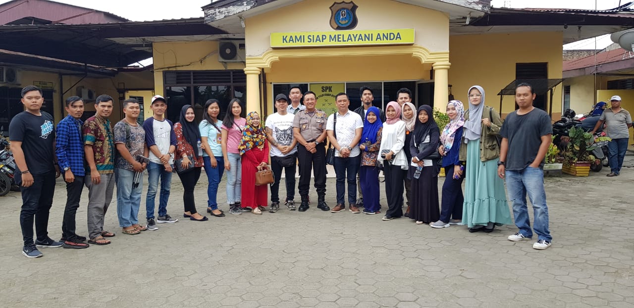 Founder Animal Defenders Indonesia, Doni Herdaru Tona bersama komunitas pecinta hewan saat melaporkan pelaku penganiayaan kucing ke Polsek Delitua, Kabupaten Deli Serdang, Sumatera Utara, Rabu (13/3/2019). (Foto: istimewa)