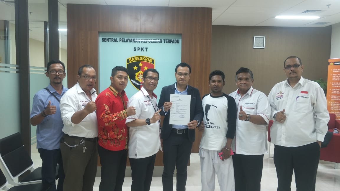 Rinto Wardana (memegang STTL) bersama Advokat Indonesia Maju (AIM) usai melaporkan akun Facebook Fahrul Razi atau Fahrul Razi Bayur ke Bareskrim Polri, Kamis (28/3/2019) sore. (Foto: beritabatam.co/ Hamdi Putra)