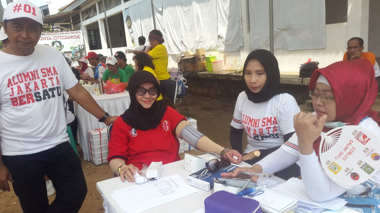 Pemeriksaan kesehatan dalam acara bakti sosial dan sosialisasi Pemilu 2019 oleh alumni SMAN 8 Jakarta di RW 12, Bukit Duri, Tebet, Jakarta Selatan, pada Sabtu (30/3/2019). (Foto: beritabatam.co/ Hamdi Putra)