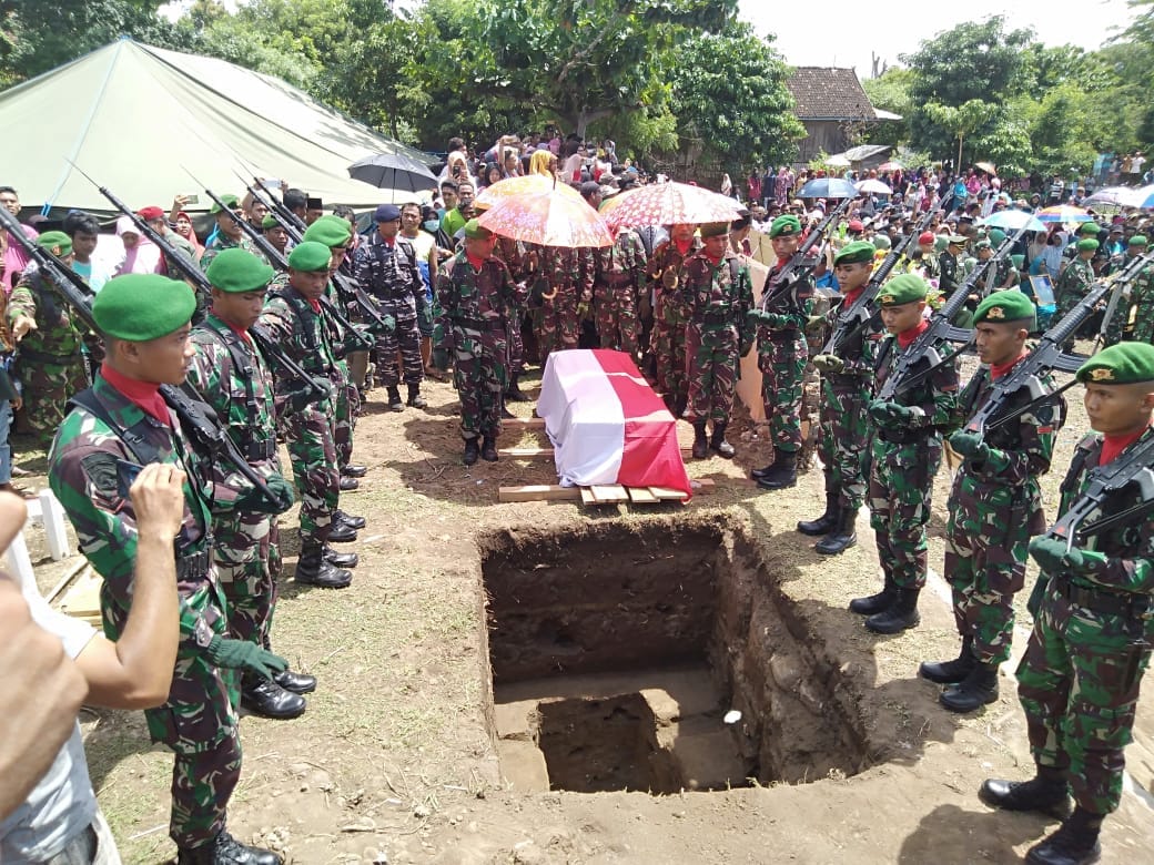 Suasana Pemakaman Sertu Anumerta Mirwariyadin (Foto: beritabatam.co)