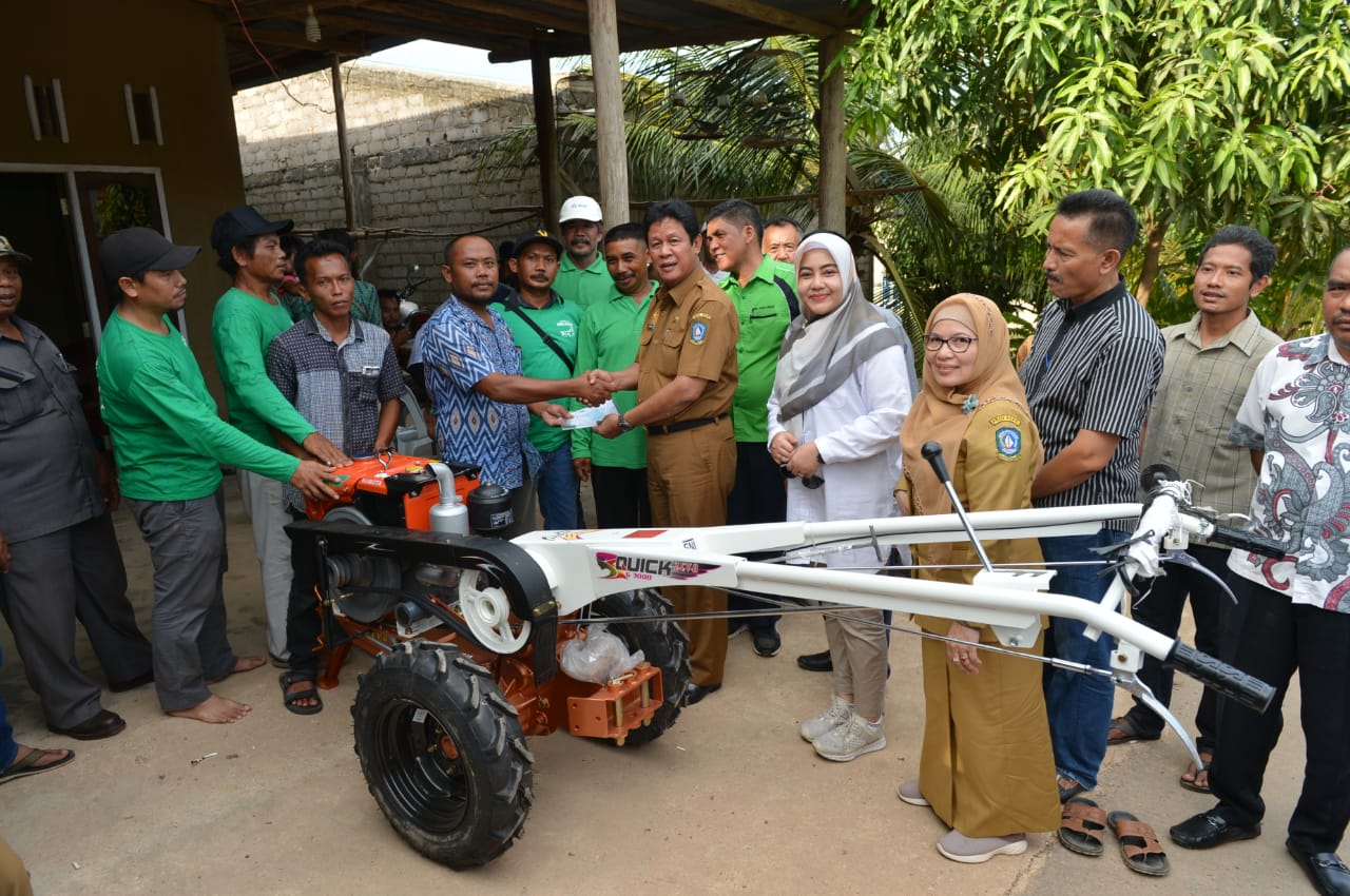 Isdianto  Serahkan 12 Tangki Air dan 8 Unit Hands Tractor (Foto: Humas Kepri)