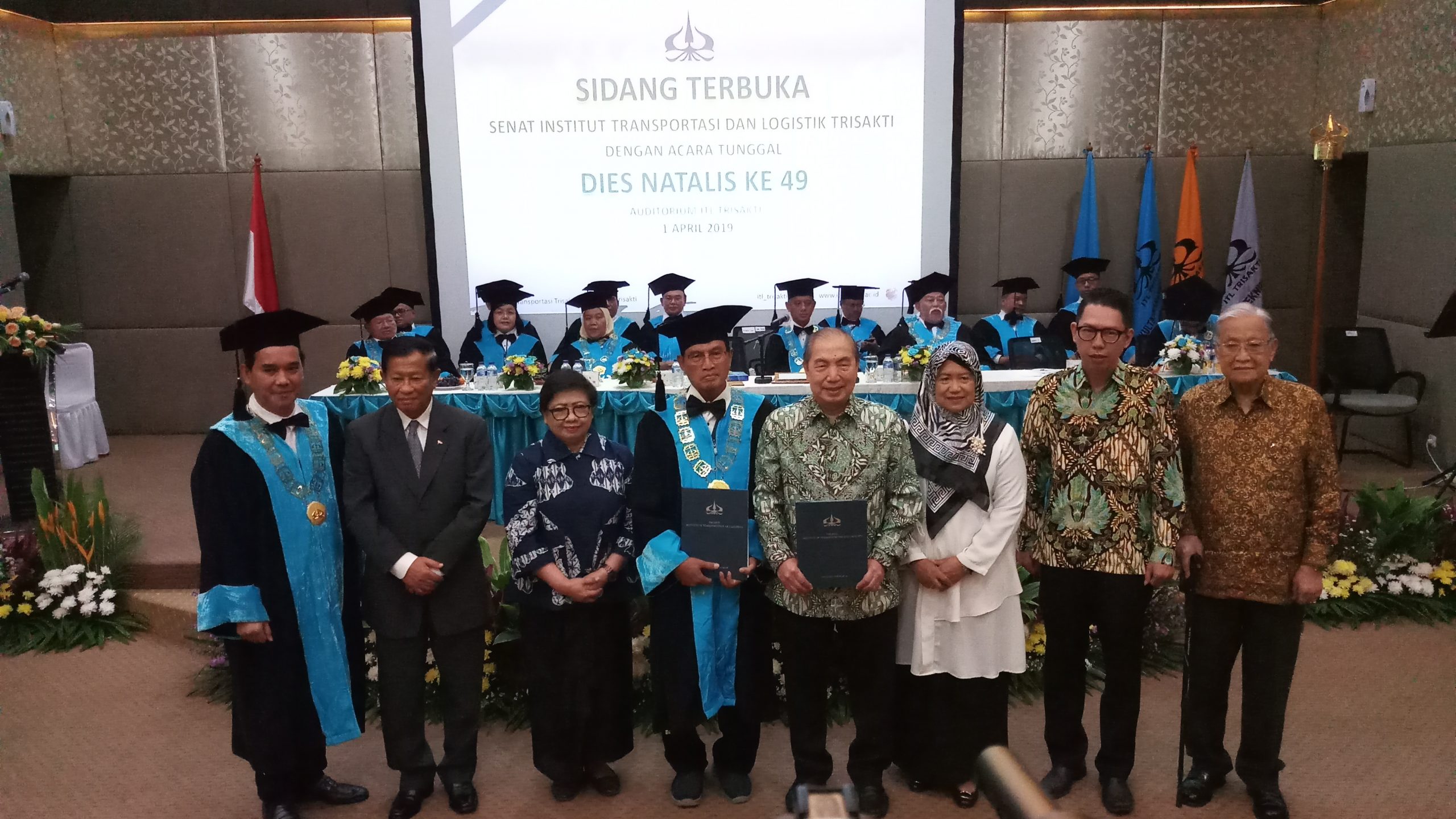 Sejumlah tokoh berfoto bersama saat perayaan Dies Natalis ITL Trisakti ke-49 di lantai 7 kampus ITL Trisakti, Kebon Nanas, Jakarta Timur, Senin (1/4/2019). Tampak Agum Gumelar (dua dari kiri), Tjuk Sukardiman (empat dari kiri), Illah Sailah (tiga dari kanan) serta Panji Wicaksono (paling kanan). (Foto: beritabata,.co/Hamdi Putra)
