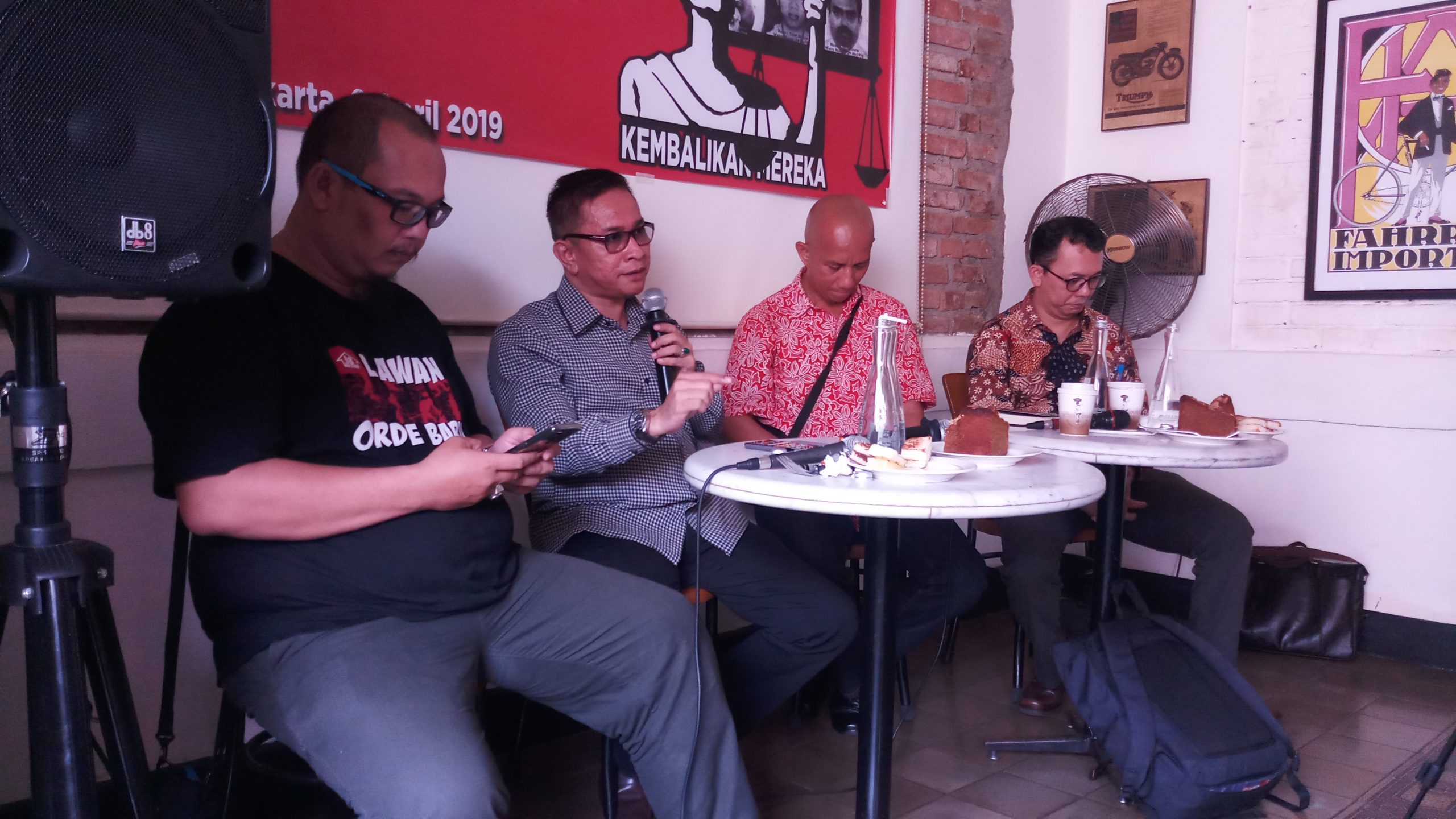 Diskusi Rumah Gerakan 98 mengenai tuntutan penyelesaian kasus pelanggaran HAM berat 97/98, di kawasan Cikini, Menteng, Jakarta Pusat, Selasa (9/4/2019). (Foto: beritabatam.co/ Hamdi Putra)