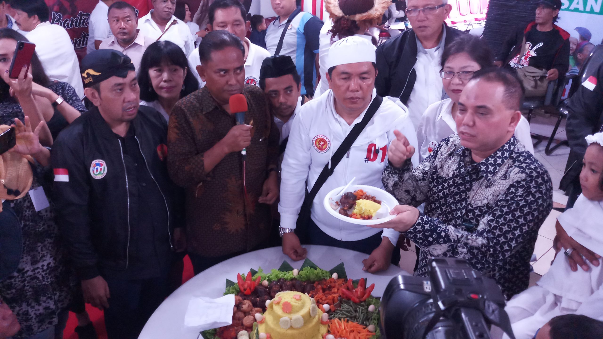 Aliansi Relawan Jokowi (ARJ) menggelar syukuran dengan do'a bersama dan menyantuni anak yatim untuk kemenangan Jokowi-Ma'ruf di Sekretariat ARJ, Jalan Layur, Rawamangun, Jakarta Timur, Sabtu (27/4/2019). (Foto: beritabatam.co / Hamdi Putra)