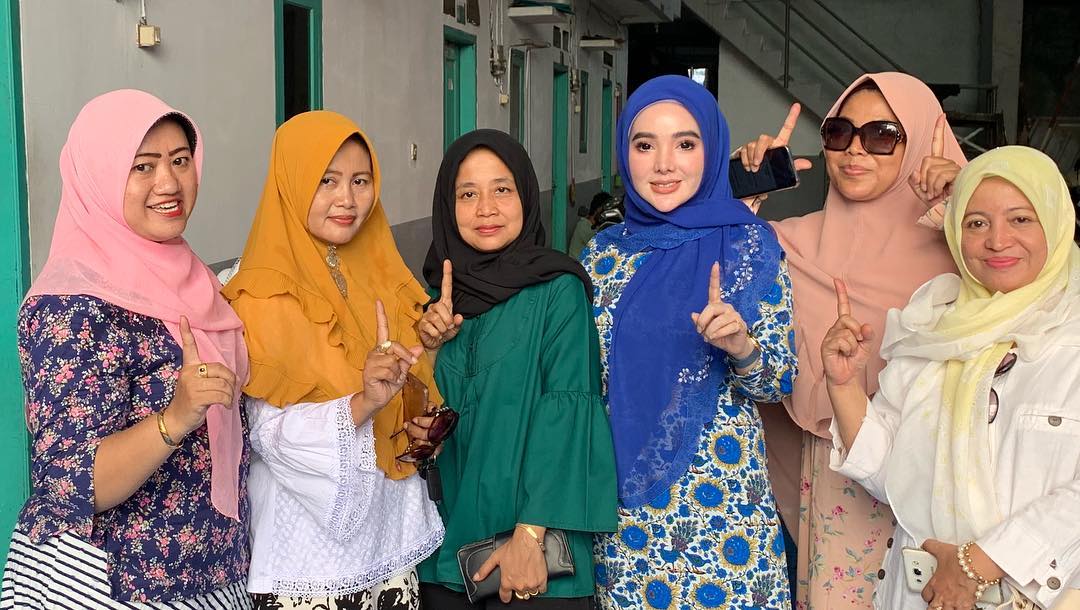 Devita Prihartini (tiga dari kanan), Caleg PAN untuk DPRD DKI Jakarta nomor urut 1 saat bersosialisasi dengan warga RW 07, Kampung Penggilingan, Cakung, Jakarta Timur, Jumat (12/4/2019). (Foto: beritabatam.co/ Hamdi Putra)