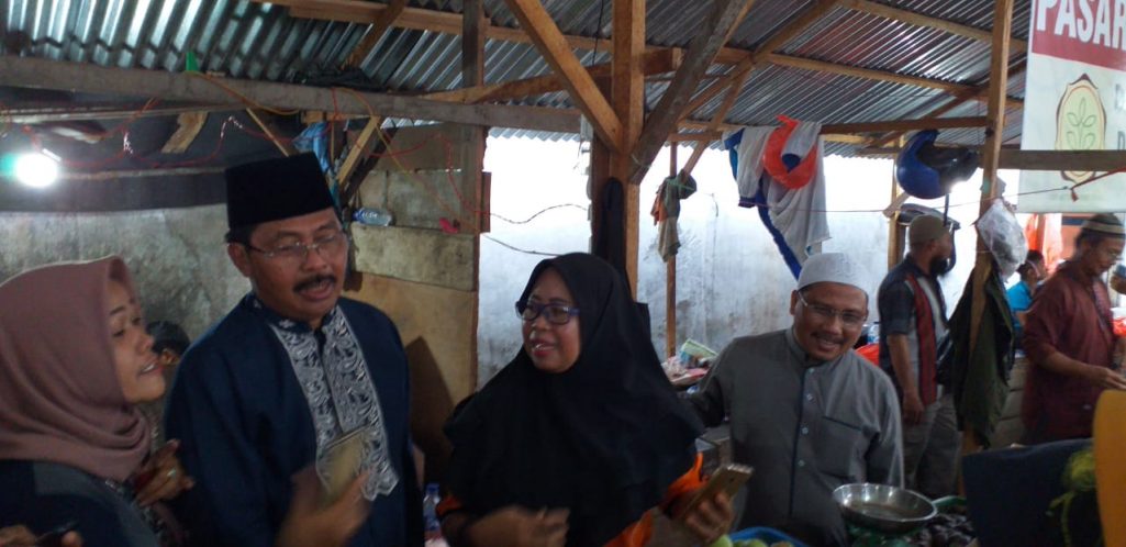 Nurdin Basirun meninjau pasar tradisional di Tanjung Batu, Rabu (10/4/19) (Foto: Humas Keperi)