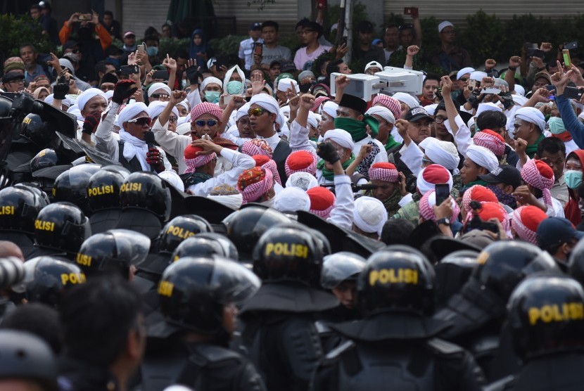 Demonstran menggelar aksi unjuk rasa di depan gedung Bawaslu, Jakarta, Rabu (22/5/2019). (Foto: Antara/Indrianto Eko Suwarso)