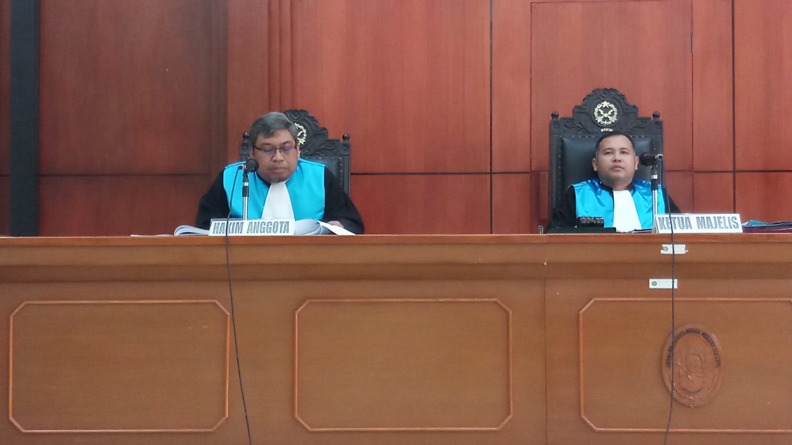 Majelis hakim PTUN Jakarta membacakan putusan perkara gugatan warga terhadap Dini Paramita Sapaty selaku Lurah Pademangan Barat, Jakarta Utara, Senin (6/5/2019). (Foto: beritabatam.co/Hamdi Putra)