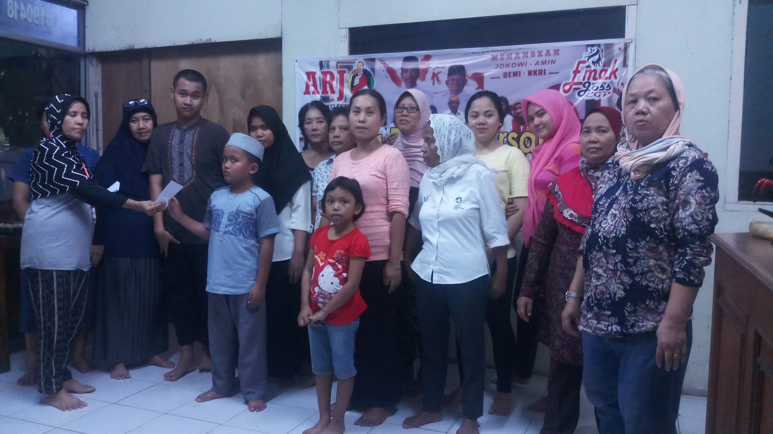 Emak-emak Jos EGP (Enggak Ganti Presiden) menggelar acara buka puasa bersama sekaligus santunan untuk puluhan yatim-piatu dan dhuafa di Jalan Otista IA, Kampung Melayu, Jakarta Timur, Minggu (12/5/2019). (Foto: beritabatam.co/ Hamdi Putra)