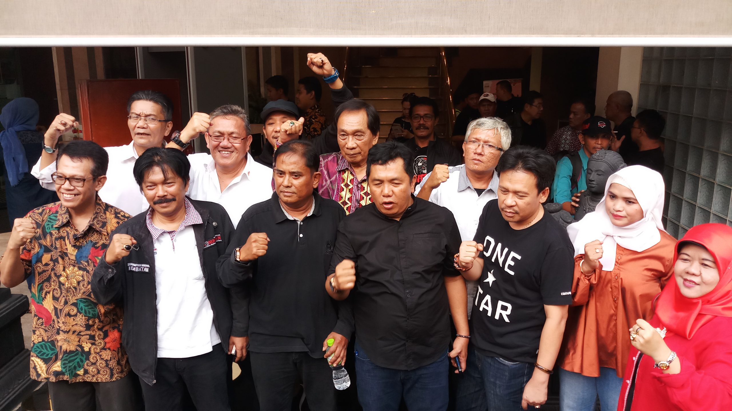 Sejumlah pengurus Aliansi Relawan Jokowi (ARJ) berfoto bersama usai jumpa pers rapat panitia halalbihalal sekaligus santunan 10 ribu anak yatim dan kaum dhuafa di Hotel Borobudur Jakarta Pusat pada Minggu (16/6/2019). (Foto: beritabatam.co /  Hamdi Putra)