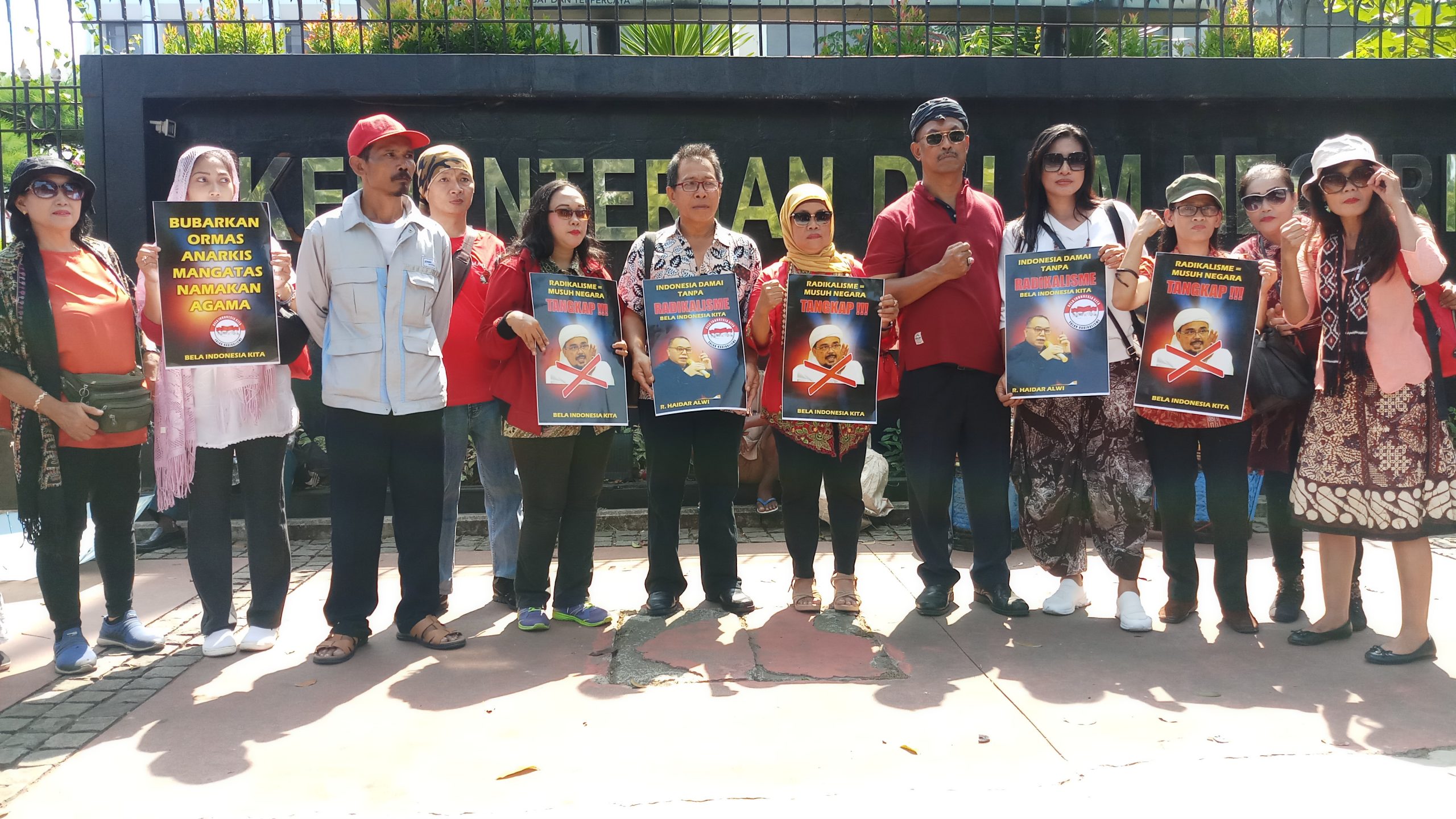 Komite Aksi Bela Indonesia Kita menggelar aksi penyampaian pendapat di depan gedung Kementerian Dalam Negeri (Kemendagri), Jalan Medan Merdeka Utara, Gambir, Jakarta Pusat, pada Rabu (19/6/2019) siang. (Foto: beritabatam.co/ Hamdi Putra)