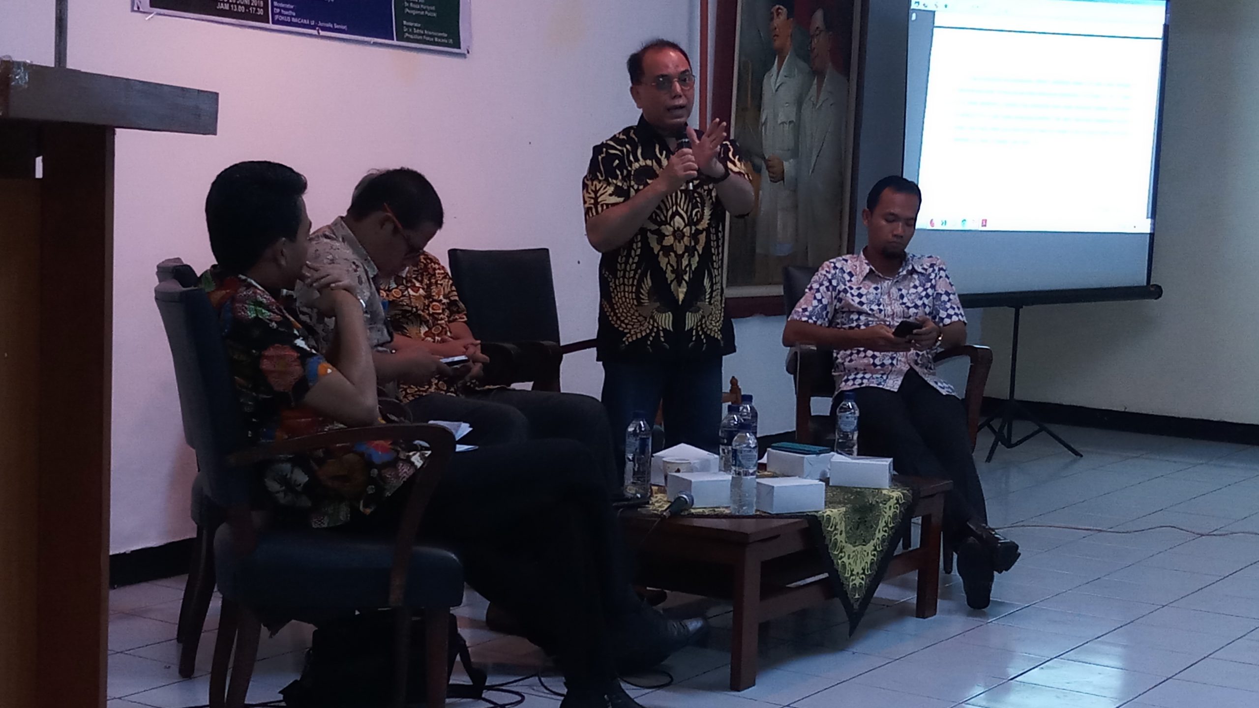 Inisiator gerakan #2022GantiGabener, Haidar Alwi (berdiri) dalam acara diskusi bertajuk 'Menakar Infiltrasi Radikalisme & ASN Eksklusif di BUMN' yang digelar di kawasan Menteng, Jakarta Pusat, pada Rabu (26/6/2019). (Foto: beritabatam.co/Hamdi Putra)