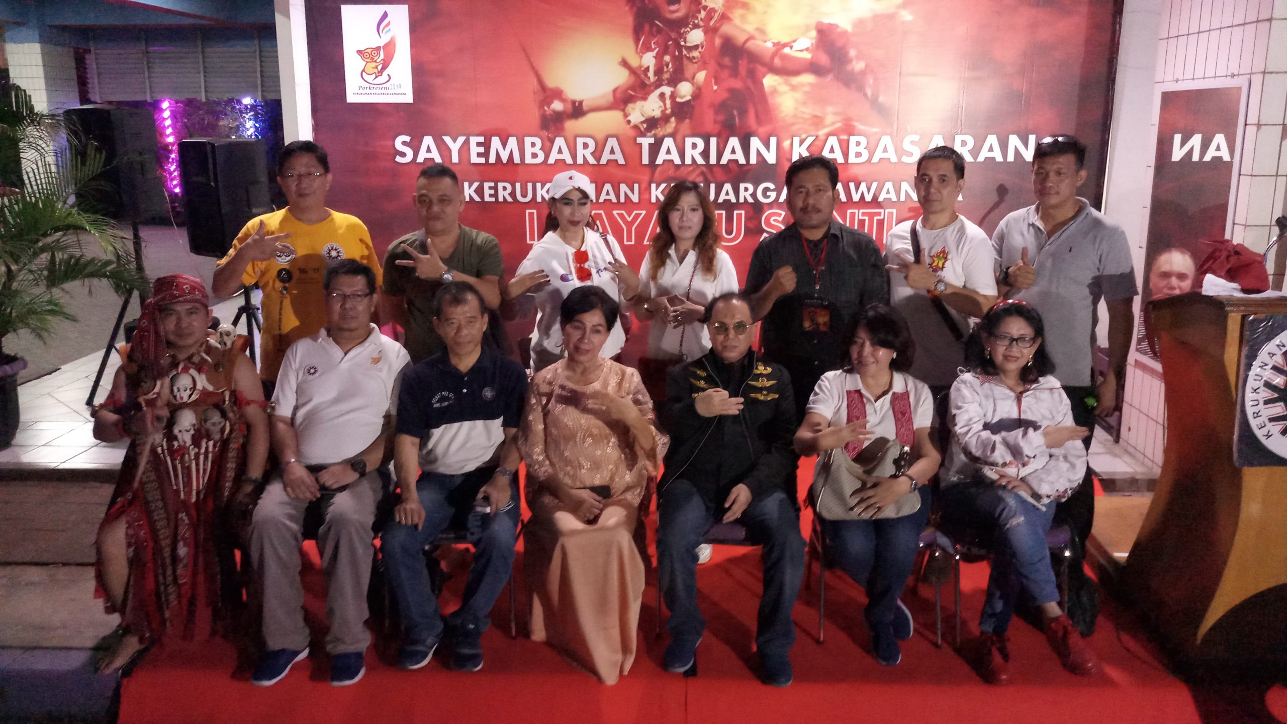 Haidar Alwi berfoto bersama sejumlah Pengurus Kerukunan Keluarga Kawanua dan Panitia Sayembara Tarian Kabasaran di IBM ASMI, Pulomas, Jakarta Timur, Sabtu (29/6/2019) malam. (Foto: beritabatam.co/ Hamdi Putra)