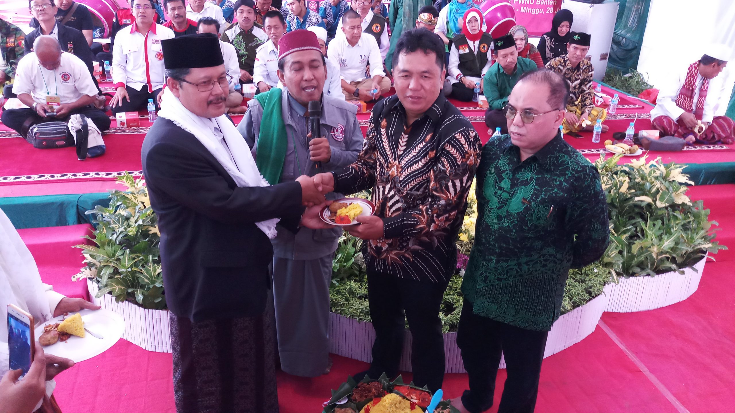 Penanggungjawab Tunggal ARJ, Haidar Alwi (kanan, batik hijau) bersama Ketua PWNU Provinsi Banten, KH Bunyamin (kiri) dalam acara santunan seribu anak yatim di Kota Serang, Minggu (28/7/2019).