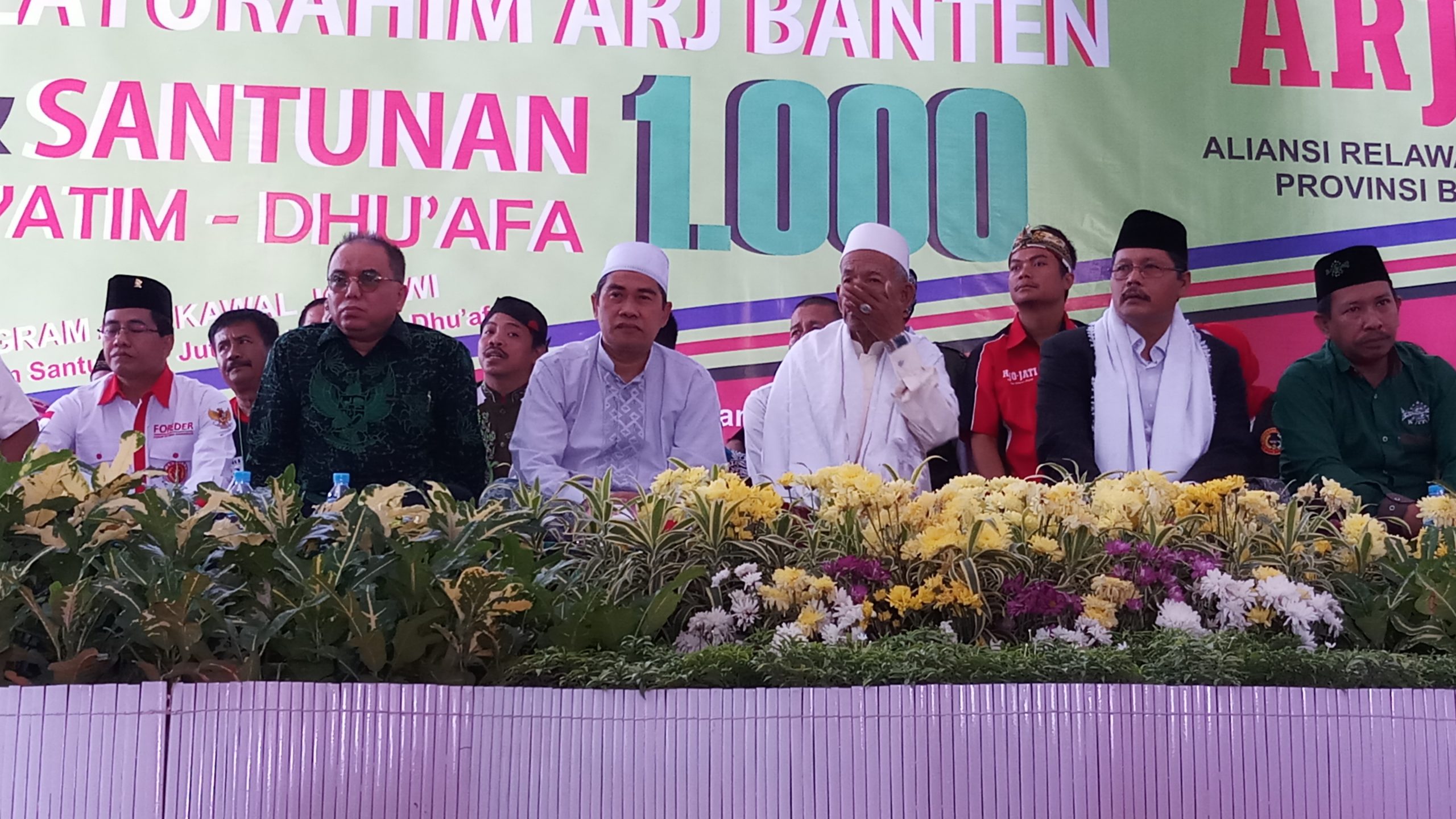 Haidar Alwi bersama pengurus Aliansi Relawan Jokowi (ARJ) dan sejumlah tokoh PWNU Provinsi Banten saat acara santunan seribu anak yatim dan dhuafa di halaman PWNU Provinsi Banten, di Kota Serang, Minggu (28/7/2019).