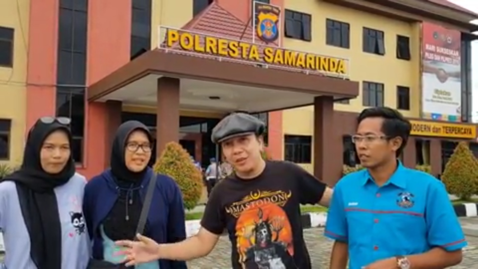 Pejuang Hak Hidup Hewan di Polresta Samarinda, Kalimantan Timur, saat akan melaporkan kasus penganiayaan hewan, Rabu (12/6/2019). (Foto: istimewa)