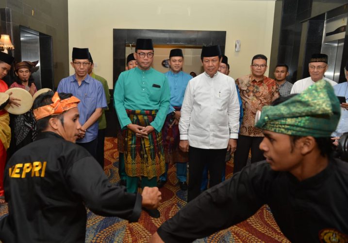 Wakil Gubernur Kepulauan Riau H Isdianto menghadiri kegiatan halal bihalal warga Rokan Hilir Batam, Minggu (30/06) di Hotel Harmoni, Batam Center, Kota Batam. (Foto: humas kepri)