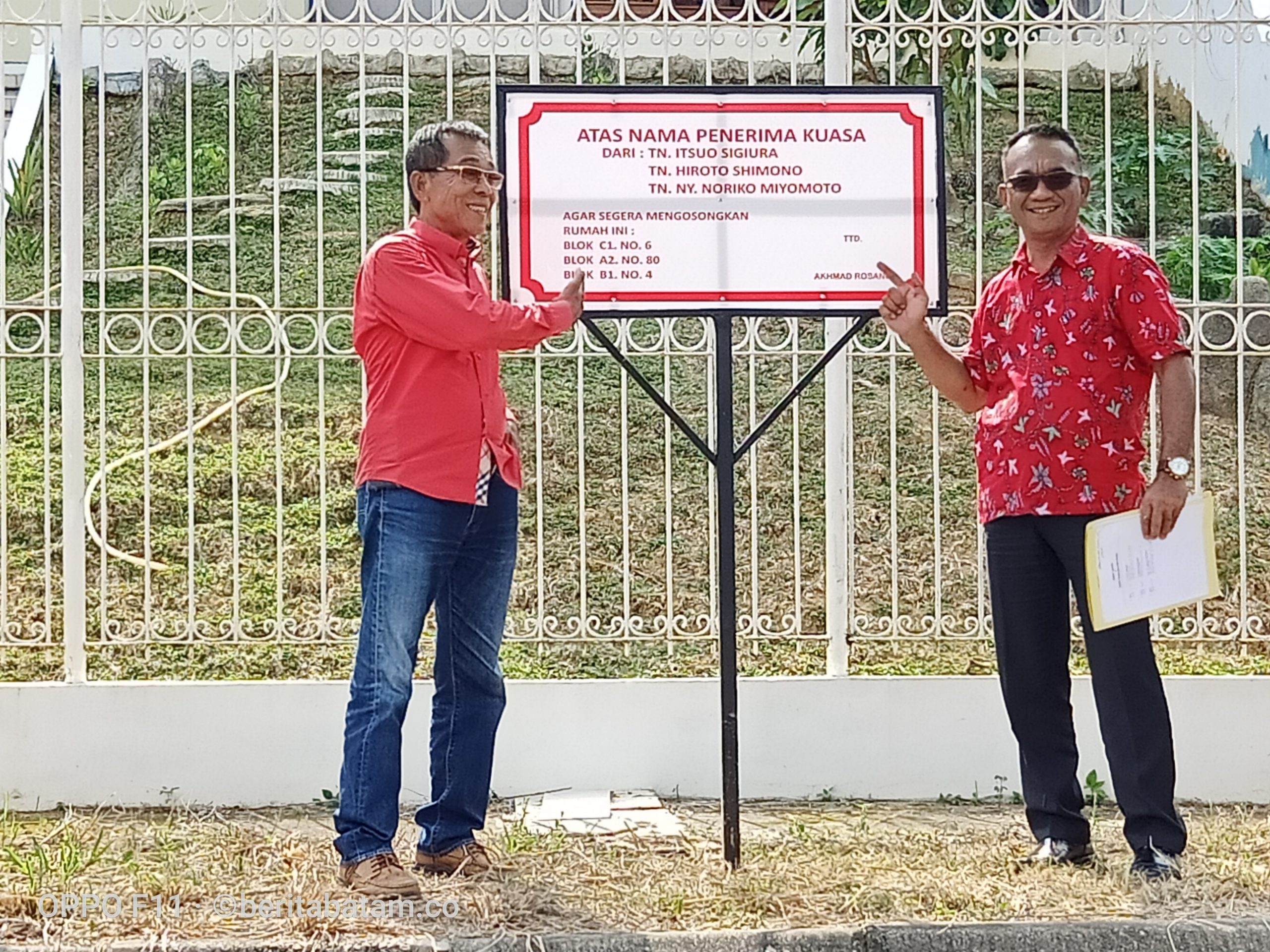 Akhmad Rosano, Penerima Kuasa Keluarga Noriko Miyamoto Pasang Plang  di salah satu rumah milik Noriko Miyamoto, Batam (20/08/19)
Foto : Ben/beritabatam.co