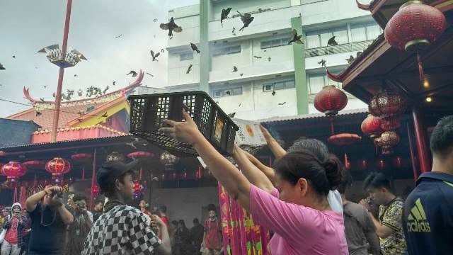 Tradisi Melepaskan Burung dalam Perayaan Imlek
Foto : Okezone
