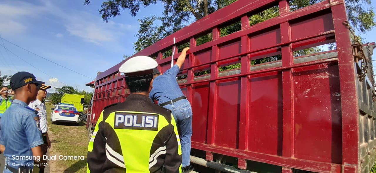 Dishub dan Satlantas Lingga TErtibkan Truk Yang Kelebihan Muatan
Foto : nwr