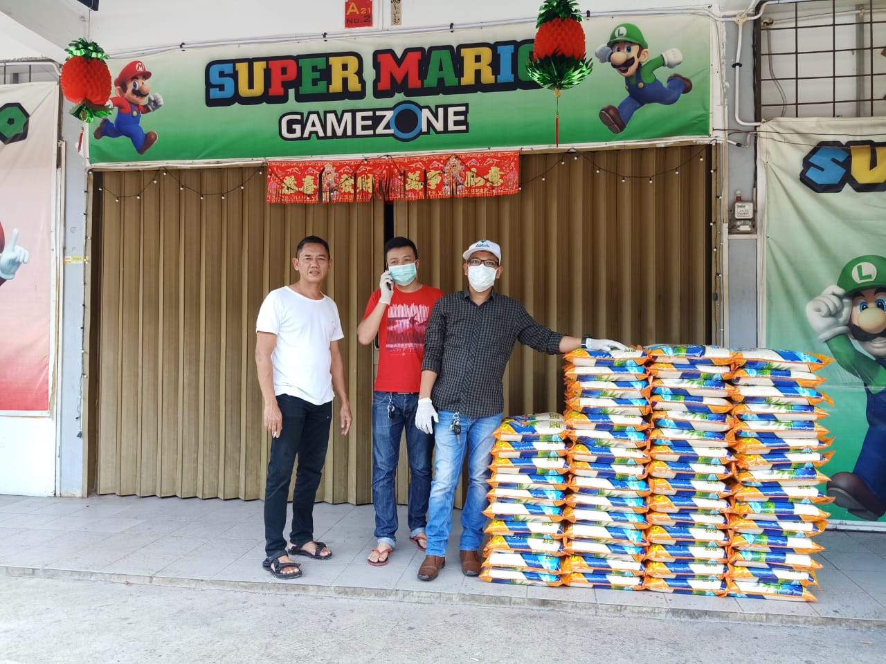 Perusahaan Super Mario Salurkan Sembako kepada warga yang membutuhkan
Selasa, (24/03/20)
Foto : Ben