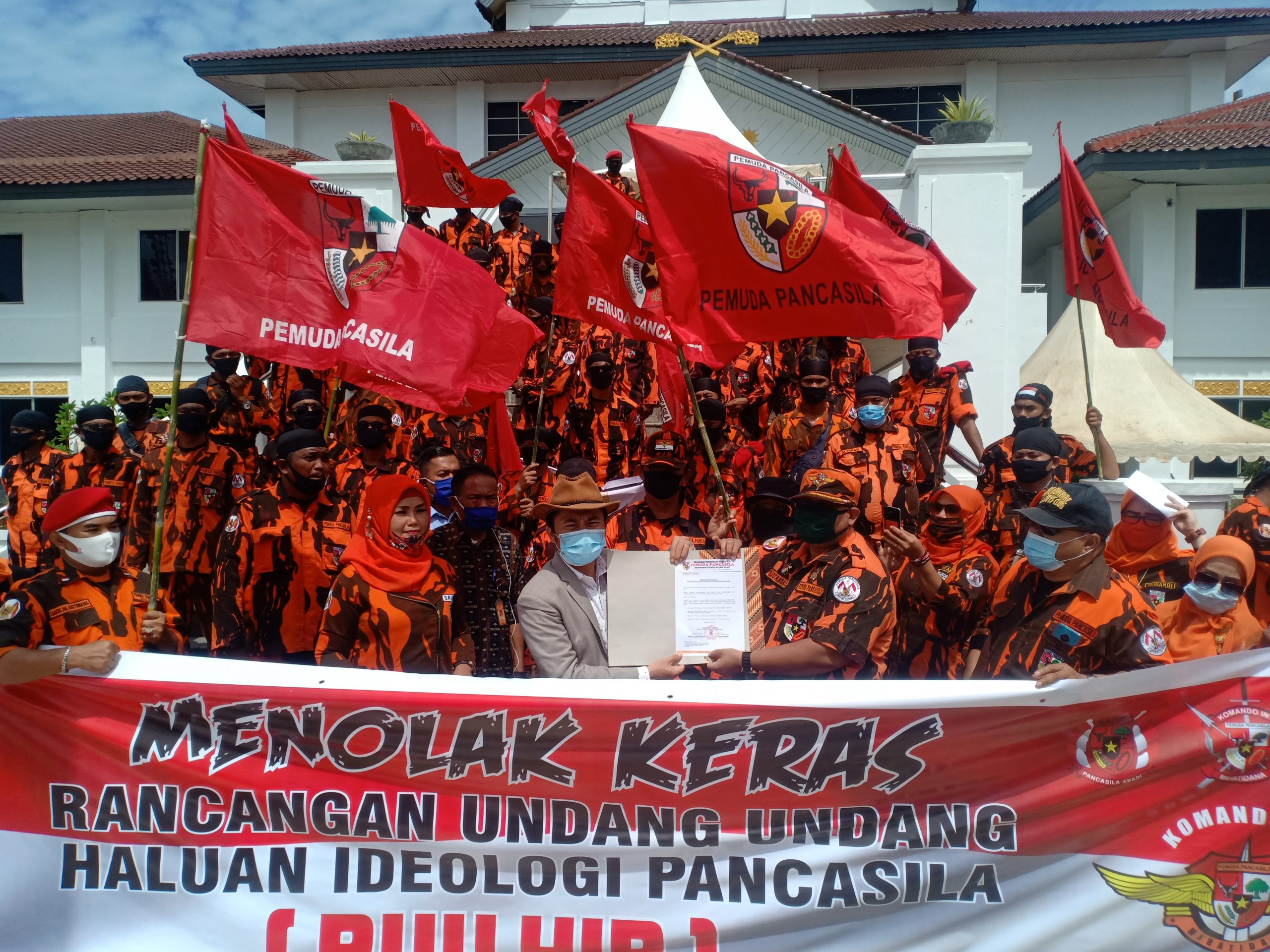 Pemuda Pancasila Batam Tolak Rancangan Undang Undang Haluan Ideologi Pancasila, DPRD Batam 02 Juli 2020
Foto : Put/beritabatam