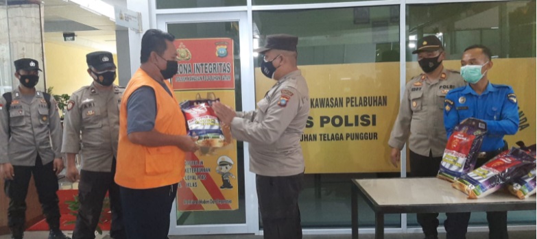 Polsek Kawasan Pelabuhan Polresta Barelang bagikan paket sembako di Pelabuhan Domestik Punggur. Kamis (19/08/21)
Foto : Humpol