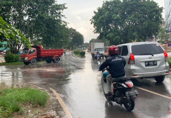 Rawan Kecelakaan, Warga Keluhkan Minimnya Rambu di Simpang Aviari
Foto : MIB