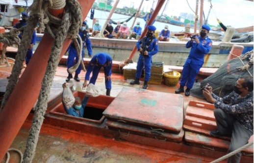 Korpolairud Baharkam Polri smankan lebih dari 1 ton ikan dari empat kapal ikan asing (KIA) Vietnam di laut Natuna Utara, Kepulauan Riau, Jumat (27/08/21).
Foto : MIB