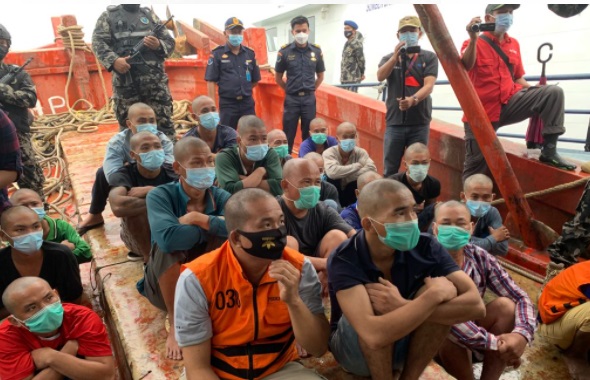 Pelaku Illegal Fishing yang ditangkap Pengawasan Sumber Daya Kelautan dan Perikanan (PSDKP) Batam, beberapa waktu lalu.
Foto : MIB