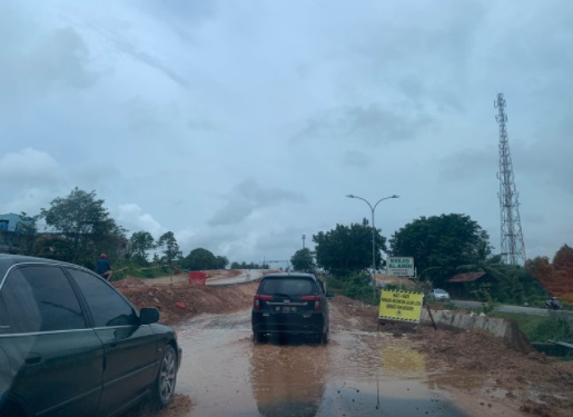 Kondisi jalan di Simpang Barelang, licin dan berlumpur akibat hujan.
(23/08/21)
Foto : MIB