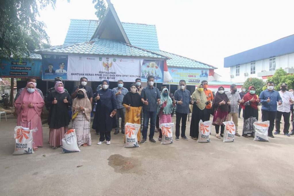 Saat Rudi Salurkan Sendiri Bantuan Beras Untuk Keluarga Penerima Manfaat 
(11/08/21)
Foto : MCB