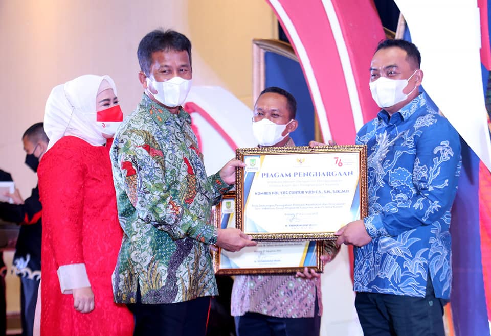 Sukses Vaksinasi Covid-19 kota Batam, Walikota Serahkan Sejumlah Penghargaan
(17/08/21)
Foto : MCB