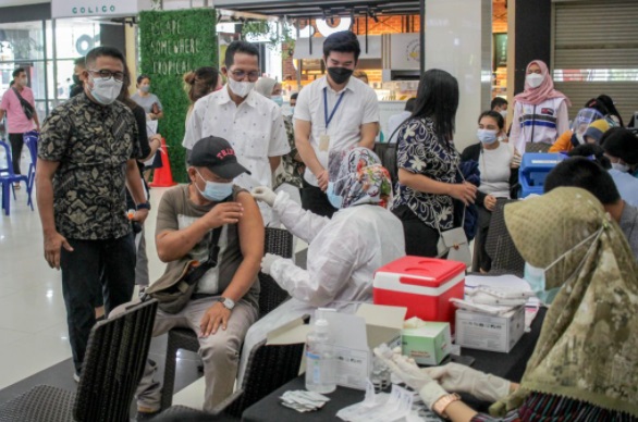 Pekerja Pariwisata Batam Terima Vaksin Kedua
(19-20/08/21)
Foto : MIB