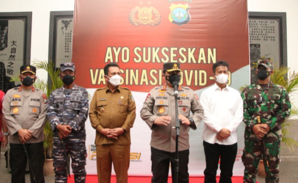 Wakapolri Komjen Pol Gatot Eddy Pramono Tinjau Pos PPKM dan Vaksinasi di Batam
Foto : Humpol