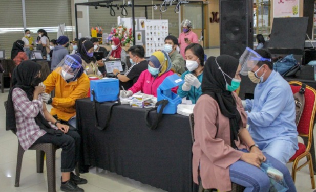 Dinas Kebudayaan dan Pariwisata (Disbudpar) Kota Batam kembali menggelar pemberian dosis vaksin kedua Covid-19, bertempat di Kepri Mall, Batam Center, Senin (06/09/21).
Foto : MIB