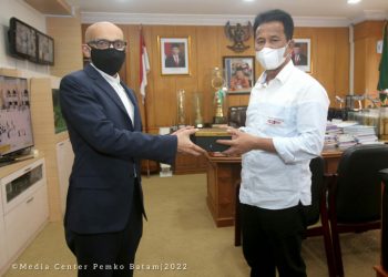 Wali Kota Batam, Muhammad Rudi, bertemu langsung Duta Besar Singapura untuk Indonesia, Anil Kumar Naya, di ruang kerja Wali Kota Batam, Kamis (31/03/22)
Foto : MCB.