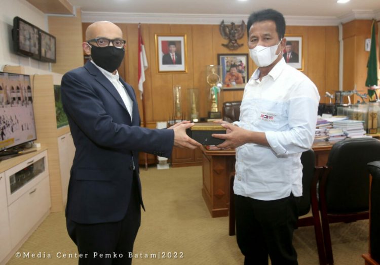 Wali Kota Batam, Muhammad Rudi, bertemu langsung Duta Besar Singapura untuk Indonesia, Anil Kumar Naya, di ruang kerja Wali Kota Batam, Kamis (31/03/22)
Foto : MCB.