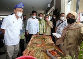 Menteri Koperasi dan UKM Teten Masduki resmikan Gedung Pusat Layanan Umum Terpadu (PLUT) Koperasi dan Usaha Mikro Kecil Menengah (UMKM) Kota Batam
(31/03/22).
Foto : MCB