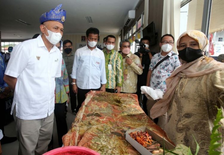 Menteri Koperasi dan UKM Teten Masduki resmikan Gedung Pusat Layanan Umum Terpadu (PLUT) Koperasi dan Usaha Mikro Kecil Menengah (UMKM) Kota Batam
(31/03/22).
Foto : MCB