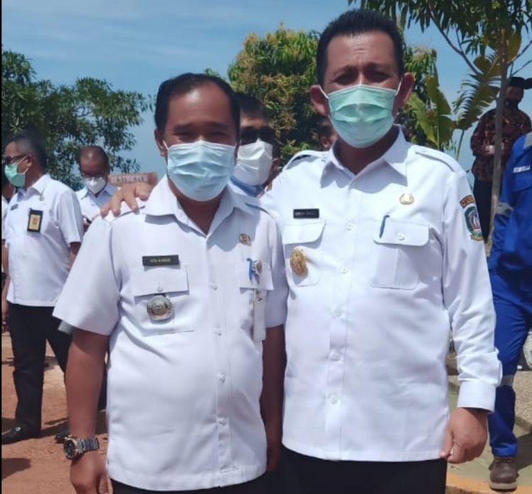 Gubernur Kepri, Ansar Ahmad (kanan) foto bersama Camat Galang, Ute Rambe
Foto : Transkepri