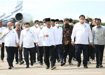 Kepala Badan Pengusahaan (BP) Batam, Muhammad Rudi sambut kedatangan Menteri Kooordinator Bidang Perekonomian Republik Indonesia, Airlangga Hartarto yang lakukan lawatan ke Batam, Jumat (24/06/22).
Foto : BP Batam